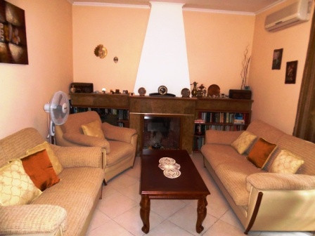 Apartament me qera prane zones se Bllokut ne Tirane.
Apartamenti ndodhet ne nje pallat te vjeter pa Apartament me qera prane zones se Bllokut ne Tirane.
Apartamenti ndodhet ne nje pallat te vjeter pa