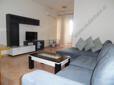 Apartament 1+1 me qera shume prane Zogut te Zi ne Tirane.
Ndodhet ne katin e 3-te te nje palllati t