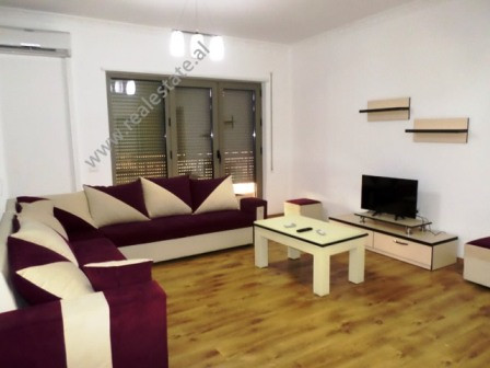 Apartament me qera ne rrugen e Kavajes ne Tirane.

Apartamenti ndodhet ne katin e trete te nje kom