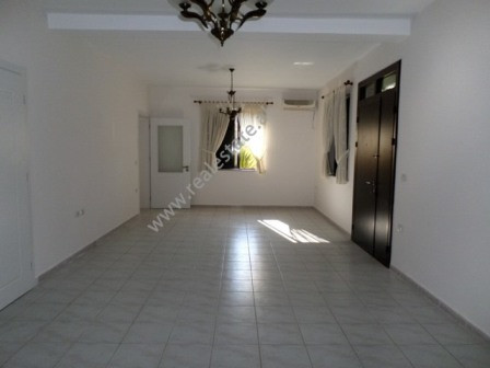 Vile me qera ne rugen Rexhep Jella ne Tirane.
Vila ka nje siperfaqe prej 270 m2 dhe siperfaqe obori Vile me qera ne rugen Rexhep Jella ne Tirane.
Vila ka nje siperfaqe prej 270 m2 dhe siperfaqe obori
