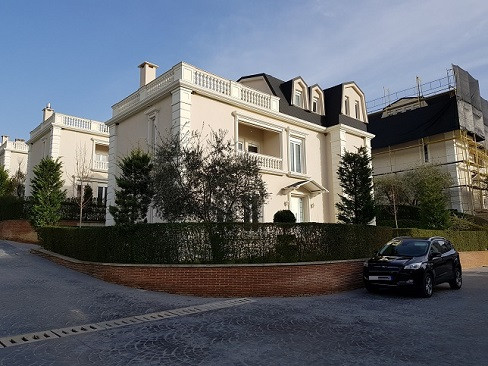 Villa for rent in Lunder village, very close to the TEG shopping center.
It is located in a new com Villa for rent in Lunder village, very close to the TEG shopping center.
It is located in a new com