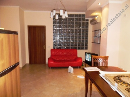 Apartament me qera prane rruges se Kavajes ne Tirane.

Apartamenti ndodhet ne katin e peste te nje