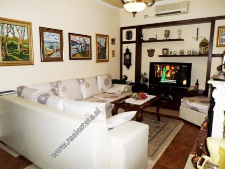Apartament 3+1 per shitje afer rruges se Durresit ne Tirane
Pozicionohet ne katin e 3-te te nje pal