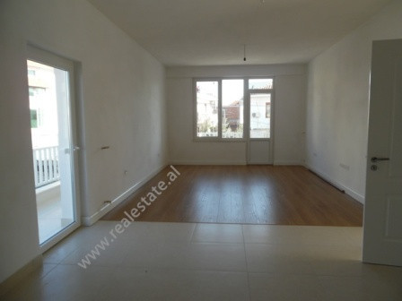 Apartament me qera ne zonen e Farkes ne Tirane.
Apartamenti ndodhet ne katin e dyte te nje vile q Apartament me qera ne zonen e Farkes ne Tirane.
Apartamenti ndodhet ne katin e dyte te nje vile q