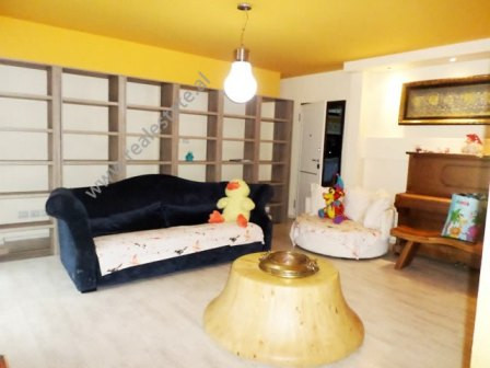 Apartament 2+1&nbsp; me qera ne rrugen Isa Boletini ne Tirane.
Apartamneti ndodhet ne katin e dyte 