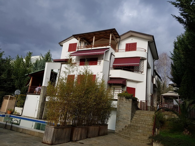 Villa for rent in Sauk area in Tirana.
It is situated on a hill with a beautiful view and surrounde