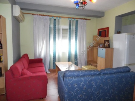 Apartament 2+1 per qera prane gjimnazit e gjuheve te huaja Asim Vokshi ne Tirane.
Apartamenti ndodh Apartament 2+1 per qera prane gjimnazit e gjuheve te huaja Asim Vokshi ne Tirane.
Apartamenti ndodh