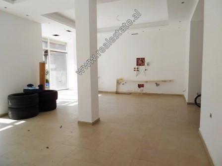 Store for rent close to 21-Dhjetori area in Tirana.
It is situated on the 1-st floor of an old buil