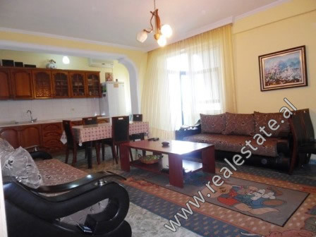 Apartament 3+1 me qera perball shkolles Qemal Stafa ne Tirane.
Pozicionohet ne katin e 8-te te nje 