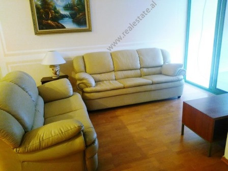 Apartament 1+1 me qera shume prane zones se Bllokut.
Pozicionohet ne katin e 11-te te nje pallati t