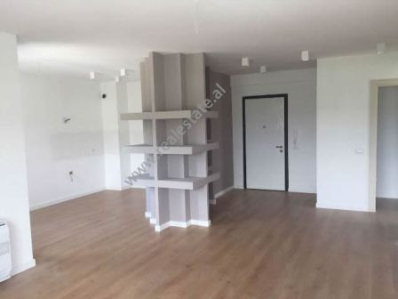 Apartament 1+1 me qera me qera ne zonen e Lundres ne Tirane.
Apartamenti ndodhet ne katin e dyte te