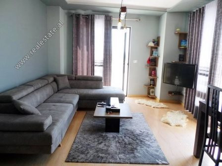 Apartament 2+1 per shitje ne rrugen Foto Xhavella ne Tirane
Ndodhet ne katin e 9-te te nje pallati 