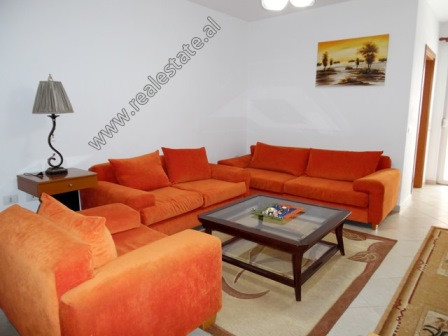 Apartament 2+1 me qera ne fillim te rruges Don Bosko ne Tirane.
Apartamenti ndodhet ne katin e 3-te