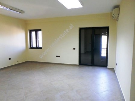 Office for rent close to Elbasani Street in Tirana.
It is situated on the 4-th floor of a new build