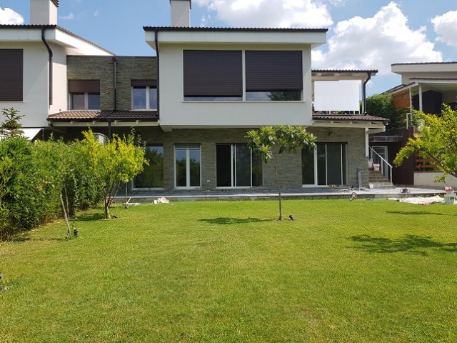 Villa for rent in one of the most beautiful residences of villas in Lunder.
Surrounded by green g Villa for rent in one of the most beautiful residences of villas in Lunder.
Surrounded by green g