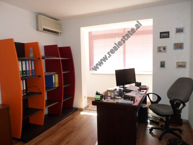 Ambient me qera ne rrugen Muhamet Gjollesha prane shkolles Sabaudin Gabrani, ne Tirane.

Ndodhet n