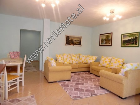 Apartament 2+1 me qera ne rrugen Naim Frasheri ne Tirane.
Ndodhet ne katin e 5-te te nje pallati te