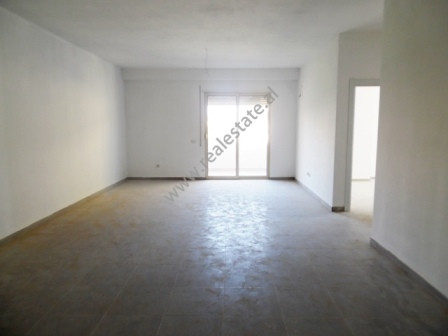 Apartament 2+1 per shitje ne rrugen Peti ne Tirane.
Apartamenti ndodhet ne katin e dyte te nje pall Apartament 2+1 per shitje ne rrugen Peti ne Tirane.
Apartamenti ndodhet ne katin e dyte te nje pall
