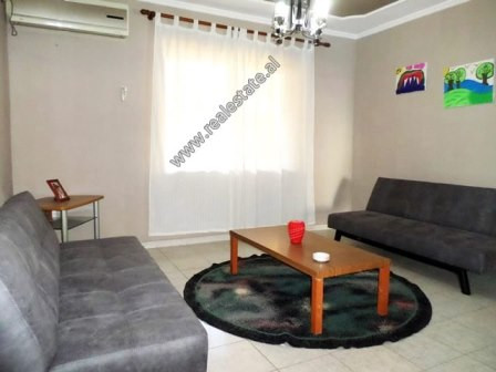 Apartament 2+1 me qera ne rrugen e Kavajes ne Tirane.
Ndodhet ne katin e pare te nje pallati te vje