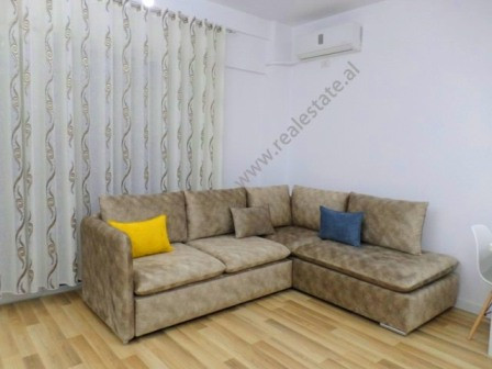 Apartament 1+1 per qera ne rrugen Don Bosko ne Tirane.
Apartamenti ndodhet ne katin e trete te nj Apartament 1+1 per qera ne rrugen Don Bosko ne Tirane.
Apartamenti ndodhet ne katin e trete te nj