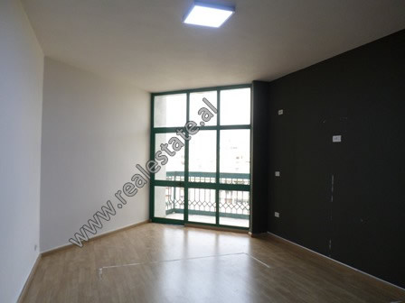 Apartament 1+1 ne rrugen e Kavajes, prane Qendres se Tiranes.
Ndodhet ne katin e VII-te te nje pall