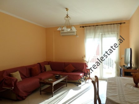Apartament 1+1 me qera ne rrugen Reshit Collaku prane Gjykates se Larte ne Tirane.
Ndodhet ne katin