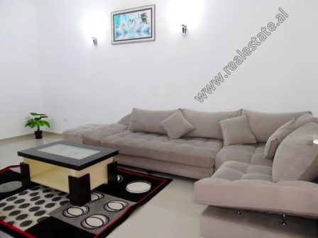 Apartament 2+1 me qera prane Bulevardit Bajram Curri ne Tirane.

Ndodhet ne katin e 4-te te nje pa