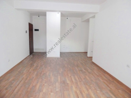 Apartament 2+1 per zyra me qera prane Tregut Cam ne Tirane.
Apartamenti ndodhet ne katin e katert t