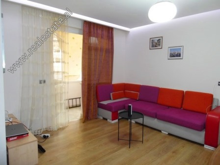 Apartament 1+1 me qera ne rrugen Adem Jashari ne Tirane.
Pozicionohet ne katin e 3-te te nje pallat