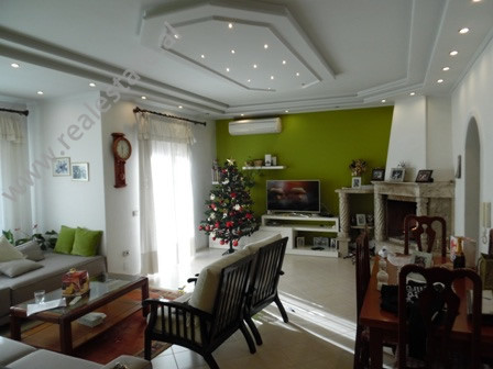 Apartament 3+1 modern me qera ne rrugen Hoxha Tahsim, ne Tirane.

Ndodhet ne katin e II-te te nje 