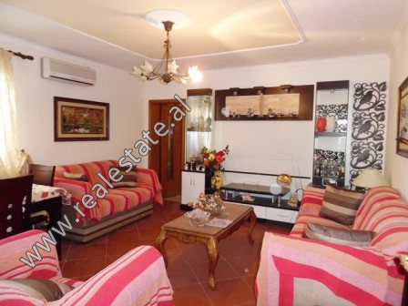 Apartament 1+1 me qera ne rrugen Sander Prosi ne Tirane.
Ndodhet ne katin e 3-te te nje pallati te 