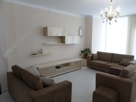 Apartament 2+1 me qera ne zonen e Ali Demit, ne rrugen Zhegu, ne Tirane.

Ndodhet ne katin e kater
