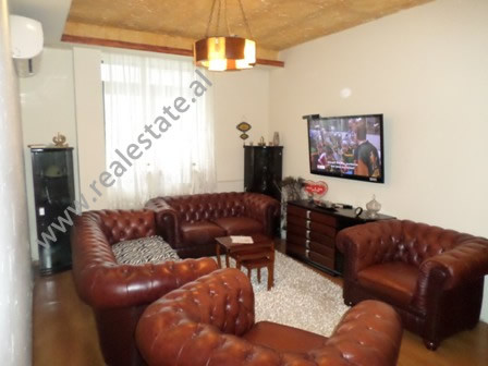 Apartament 2+1 me qera ne rrugen Bill Klinton, prane qendres Kristal dhe Komunes se Parisit, ne Tira
