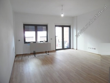 Apartament 3+1 me qera ne zonen e Zogut te Zi ne Tirane.
Ndodhet ne katin e 6-te te nje pallati te 