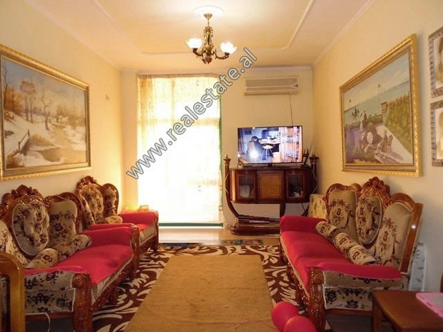 Apartament 1+1 me qera ne fillim te rruges se Kavajes.
Ndodhet ne katin e 12 te nje pallati te ri s
