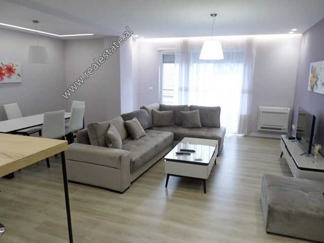 Apartament 3+1 me qera ne rezidencen Sunrise ne Tirane.

Ndodhet ne katin e 3-te te nje pallati te