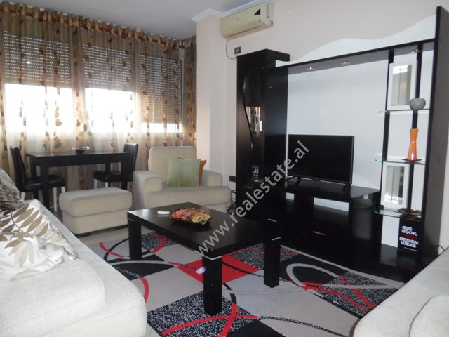 Apartament 1+1 me qera prane Brrylit ne Tirane.
Ndodhet ne katin e 5-te te nje pallati te vjeter pa