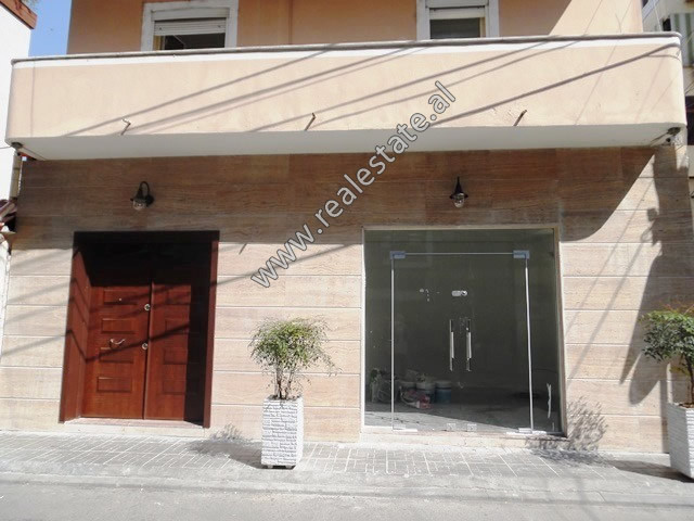 Three storey villa for rent in Him Kolli Street in Tirana.
It offers 300 m2 of total surface organi