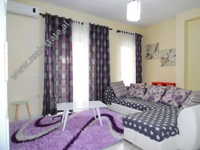 Apartament me qera ne rrugen Him Kolli ne Tirane.

Ndodhet ne nje pallat te ri, te ndertuar vitet 