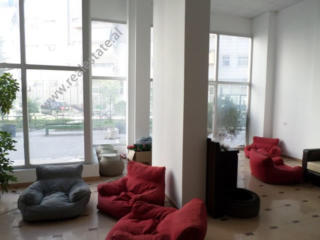 Dyqan me qera prane rruges Albanopoli ne Tirane
Ambienti &nbsp;ndodhet ne katin e pare te nje palla
