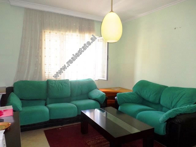 Apartament 1+1 me qera prane Bulevardit Bajram Curri ne Tirane.
Ndodhet ne katin e 3-te te nje pall