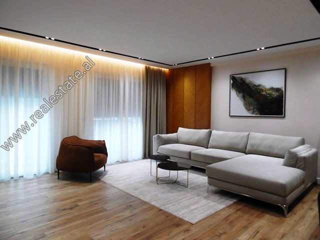 Apartament 2+1 me qera ne rrugen Marko Bocari ne Tirane.

Ndodhet ne katin e 5-te te nje pallati t