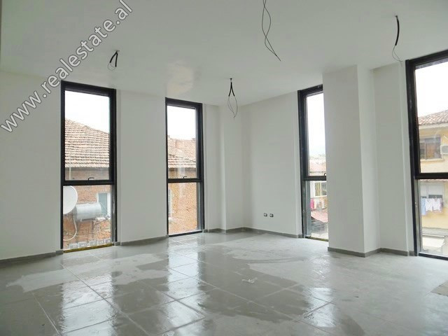 Office space for rent in Gjik Kuqali Street in Tirana.
It is located on the 2nd floor of a new buil