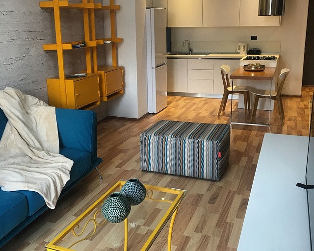 Apartament moderne 2+1 me qera ne rrugen e Kavajes ne Tirane.

Ndodhet ne katin e 5-te te nje pall