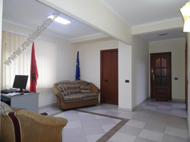 Office space for rent in Fortuzi Street in Tirana.
It is located on the 2nd floor of an old buildin