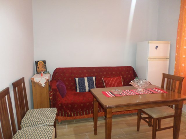 Apartament 1+1 me qera tek kafe Flora ne Tirane.
Ndodhet ne katin e 2-te te nje pallati te vjeter p