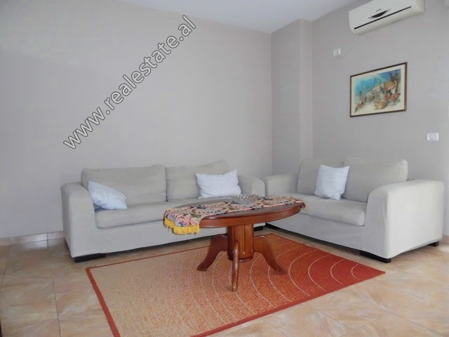 Apartament me qera ne rrugen Hoxha Tahsim ne Tirane.

Ndodhet ne katin e 3-te ne nje kompleks te r