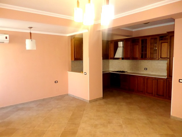 Apartament 3+1 me qera ne rrugen Hoxha Tahsim ne Tirane.

Ndodhet ne katin e 3-te te nje pallati t