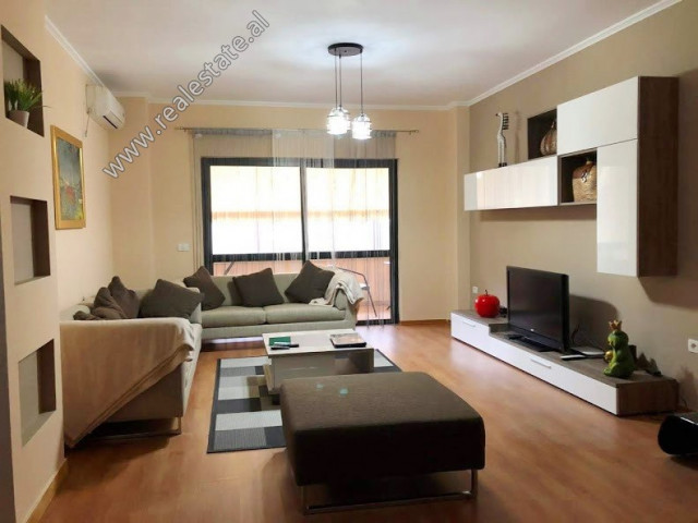 Apartament 1+1 me qera ne rrugen Ismail Qemali ne Tirane.
Ndodhet ne katin e 2-te ne nje pallat t Apartament 1+1 me qera ne rrugen Ismail Qemali ne Tirane.
Ndodhet ne katin e 2-te ne nje pallat t