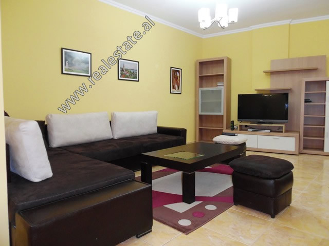 Apartament 2+1 me qera ne rrugen Peti ne Tirane.
Ndodhet ne katin e 2-te te nje kompleksi te ri pal